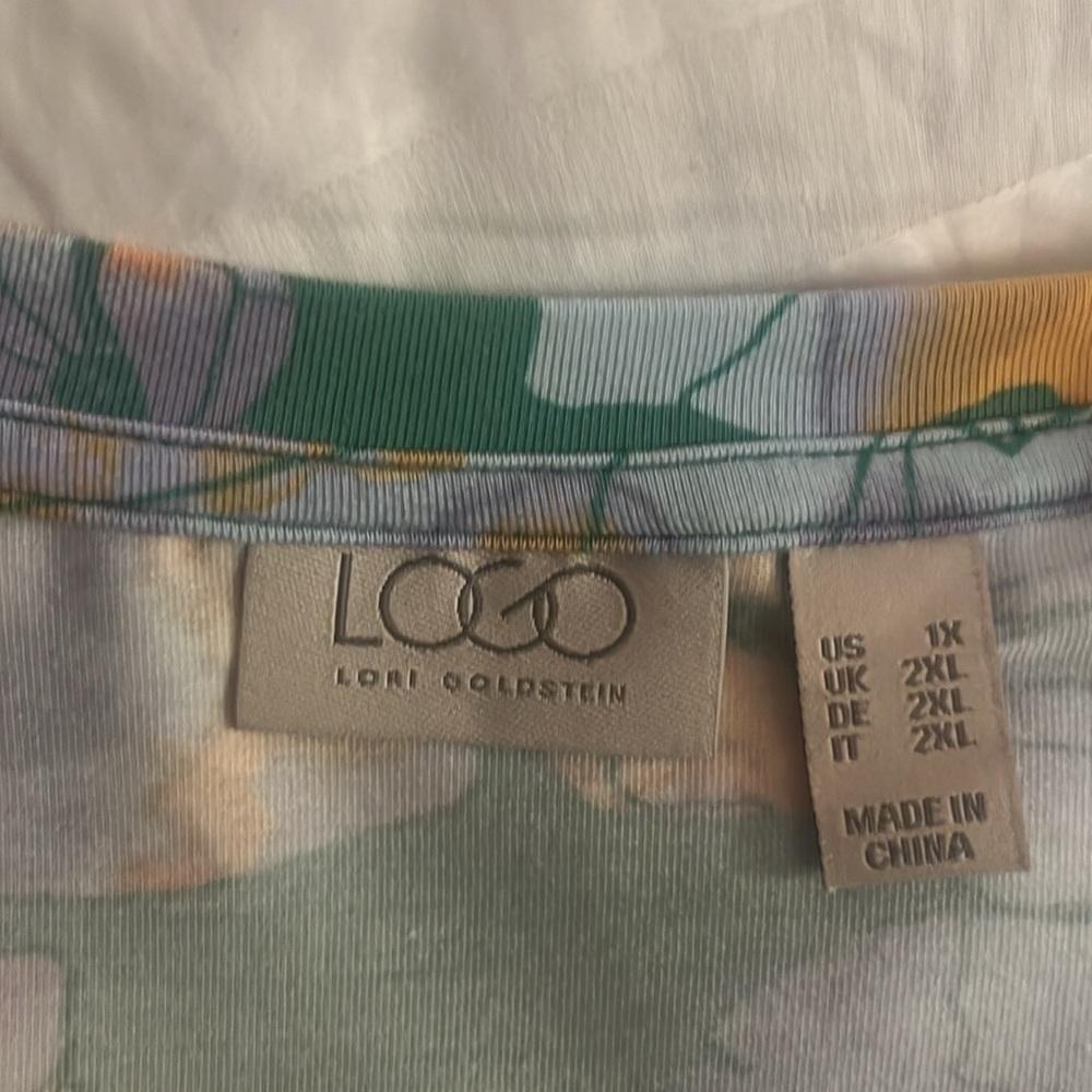 WOW!!! Logo by Lori Goldstein. Size 1X. Long sleeve Tunic. - Picture 2 of 2